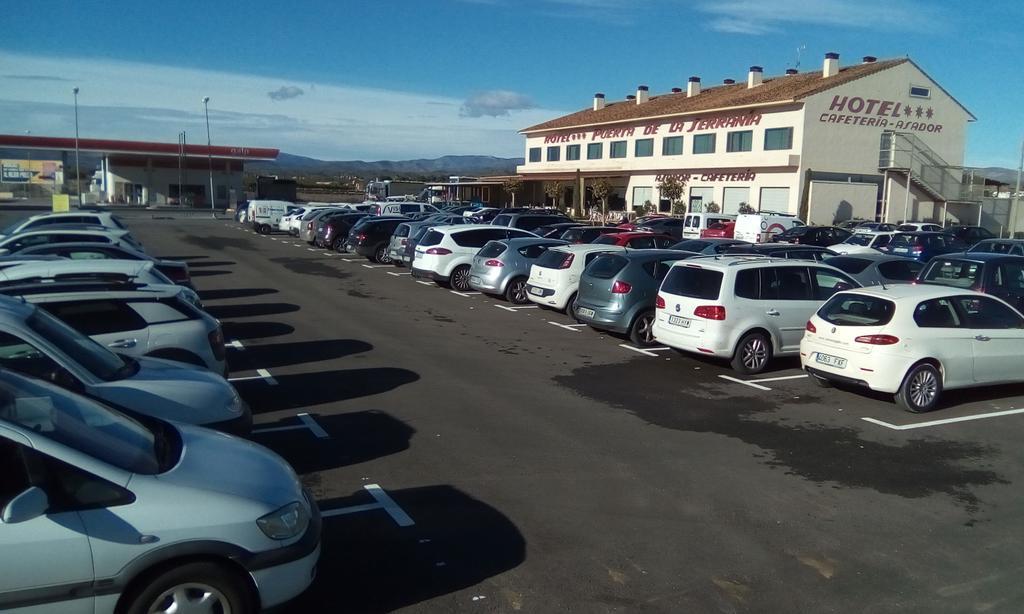 Hotel Puerta De La Serrania Lliria Bagian luar foto